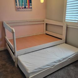 Full-size Wood Daybed With  Twin Trundle