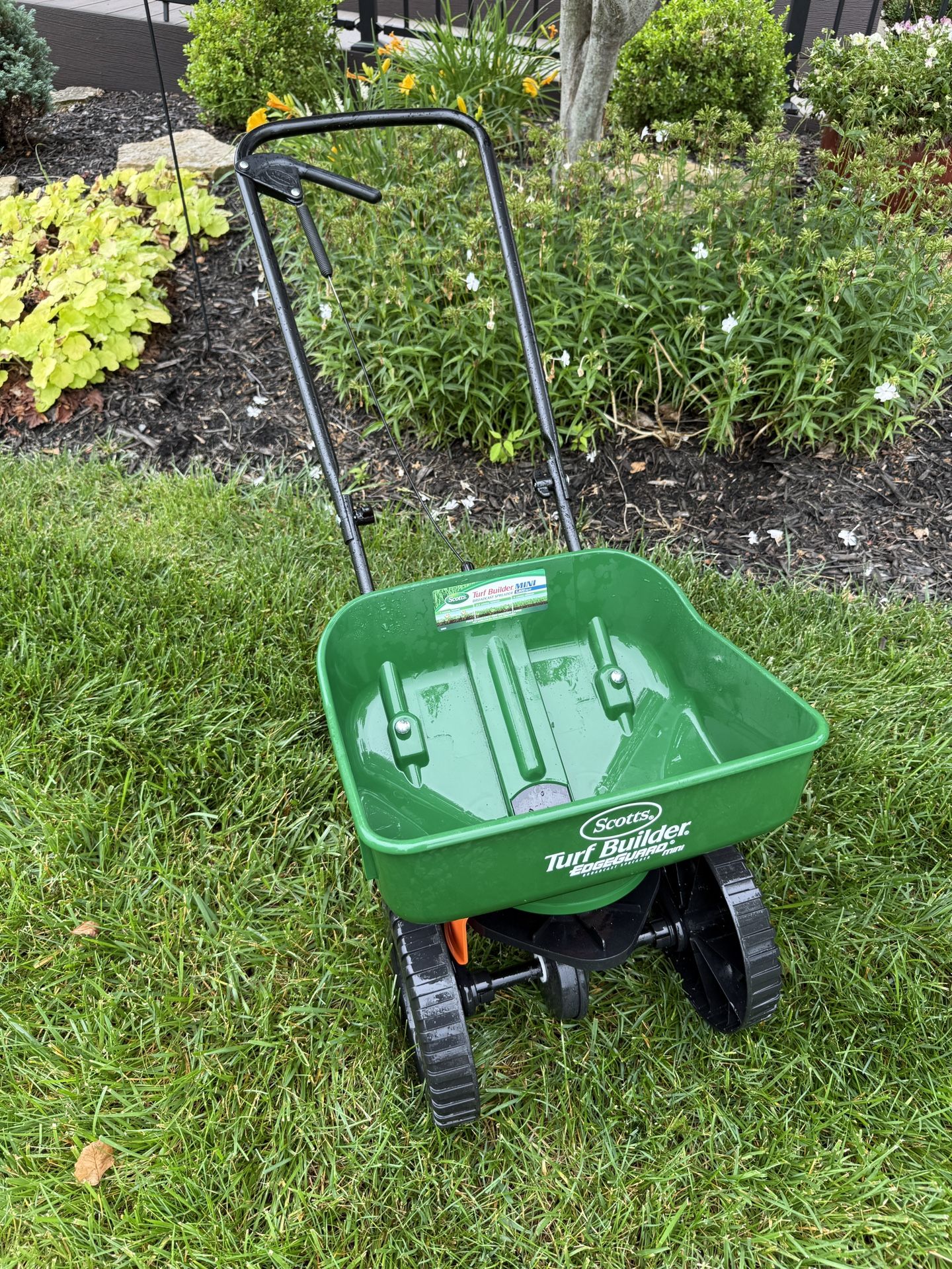 Scott’s TurfBuilder Mini Lawn Spreader with Easy Adjustable Rate and Edgeguard!!