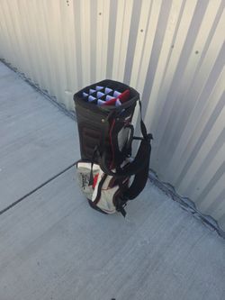 Titleist 14 slots extra light standing / Shoulder golf bag. Excellent condition.

Comes with rain protective cover


Cash only please 

No still avail