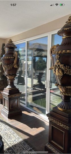 2 large vases with stands decor