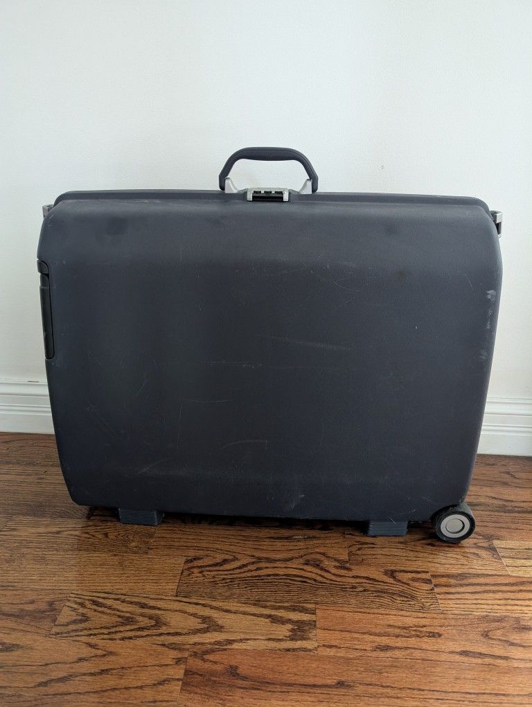Measurements are approximately 28 x 9 x 23
The product is a vintage Samsonite Oyster hard shell suitcase in black, made of polypropylene