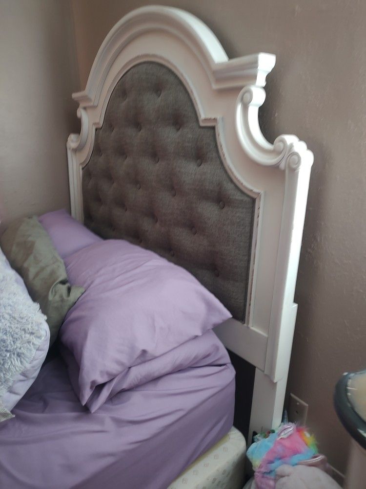 Cream Antique Style Bedroom Set