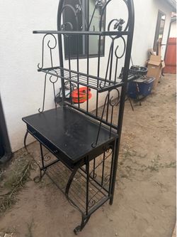 mueble con 2 cagones  para plantas