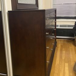 Dresser With Mirror Easy Gliding Drawers!!!! Like New! Pick Up asap ! 