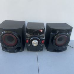 LG XBOOM CM4590 Mini Hi-Fi Shelf System Bluetooth w/ Subwoofer & 1 Speaker Only. One of the main speakers got lost. Everything works and absolutely fa