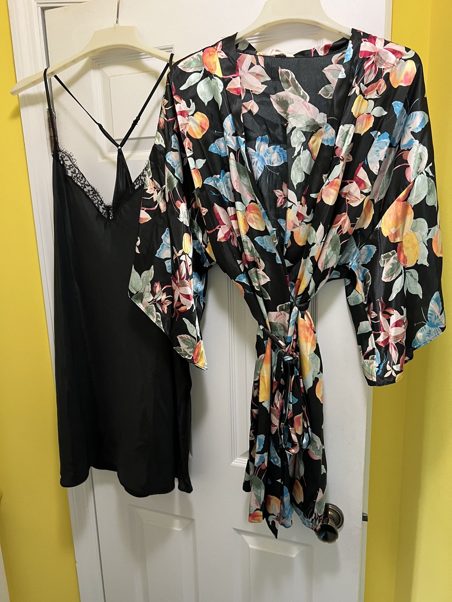 Size 2X, chemise With Robe, Two Piece Set, New ,Beautiful Prints, $49