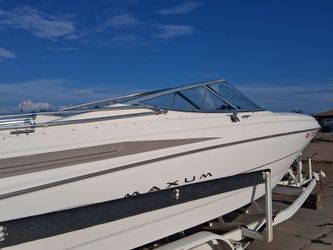 2000 Maxum 2300SR open bow