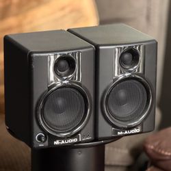 M-Audio AV-40 Powered Stereo Speakers - WORKS, READ DESCRIPTION