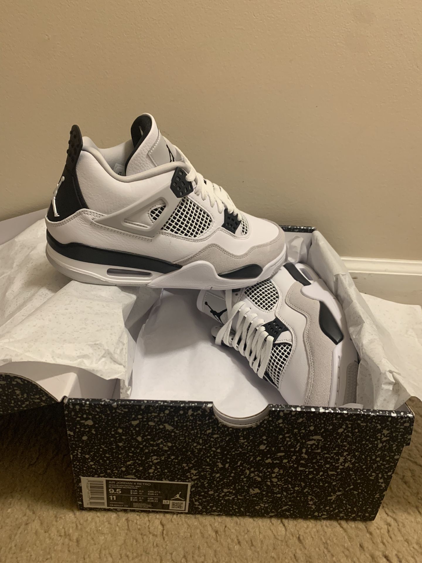 Air Jordan 4 “White And Black” Size 9.5