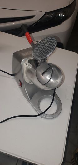 Snow cone ice shaver