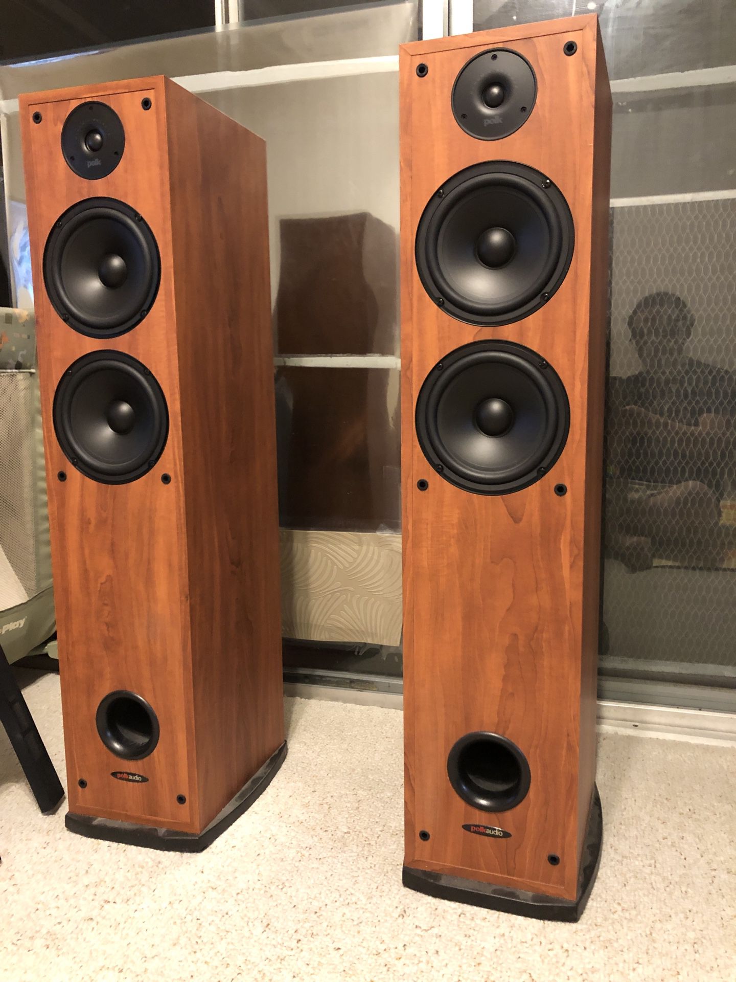 Polk Audio R50 floor standing speaker