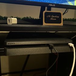 PlayStation 4 Slim 