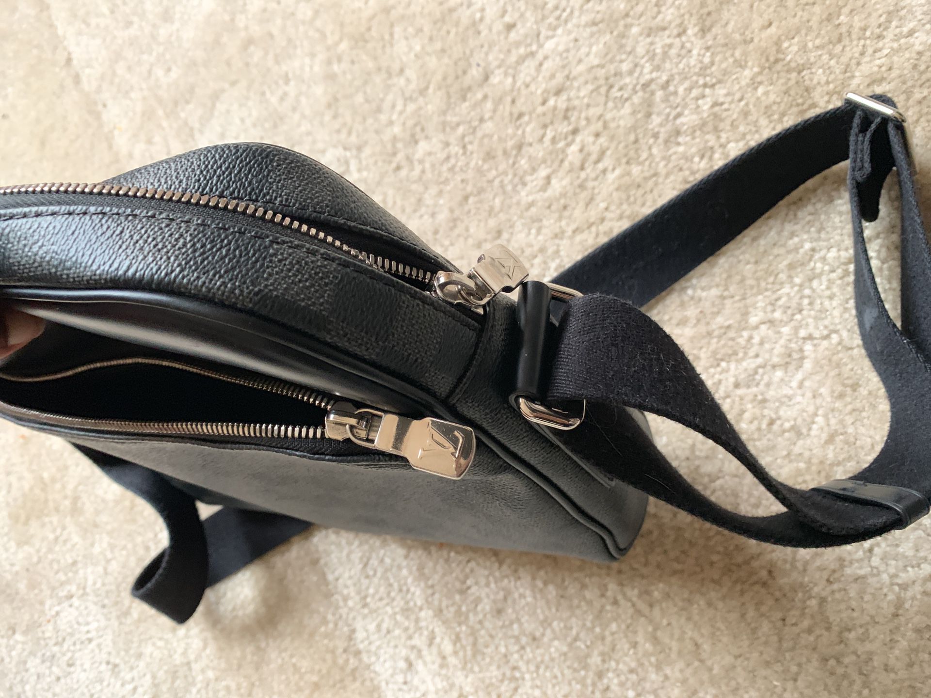 Louis Vuitton Crossbody for Sale in Cranberry Township, PA - OfferUp