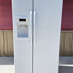 🔆🇺🇸☆GE☆🇺🇸🔆 White S-by-S Fridge in Great Condition 