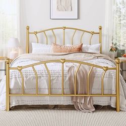 14 Inch Full Size Heart Shaped Metal Platform Bed Frame with Headboard and Footb