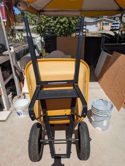 Wheelbarrow with two wheels in the front in very good condition