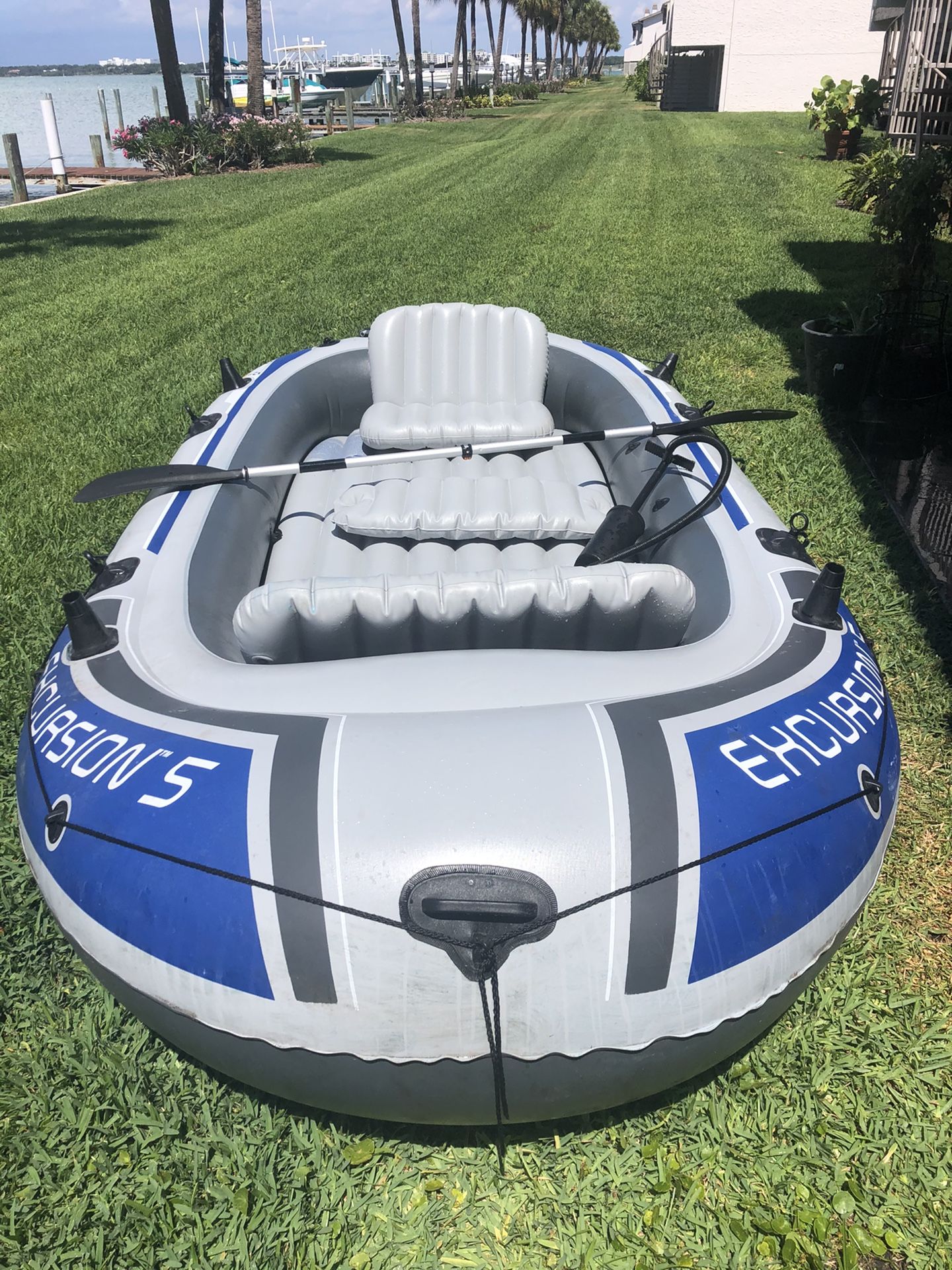 Photo Intex 5 Person Inflatable Boat With Motor Battery and Smart Battery Box
