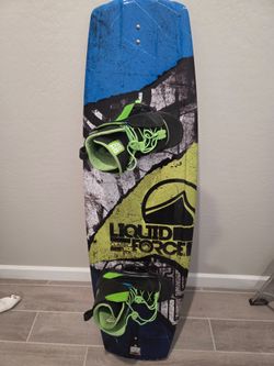 Liquid Force classic 142 wake board with bindings