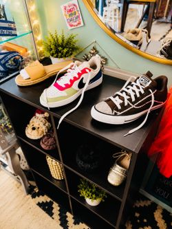 Tennis shoes