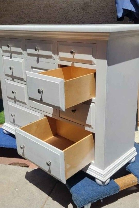 Dresser Drawers Broyhill π» (Delivery Available)
