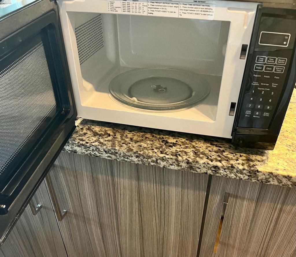 Insignia 0.7 Cu. Ft. White Microwave for Sale in Tampa, FL - OfferUp