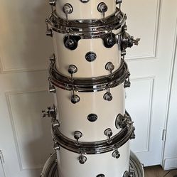 DW drum Set. 7 Piece.