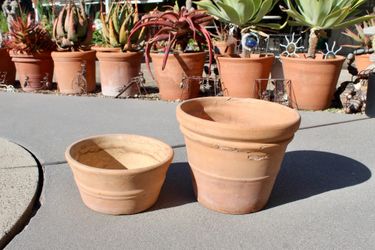 2 vintage pots manufactured by US Pottery of Paramount