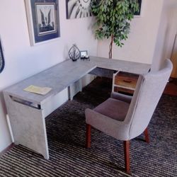 L-shaped Desk Normally $569 Brand New