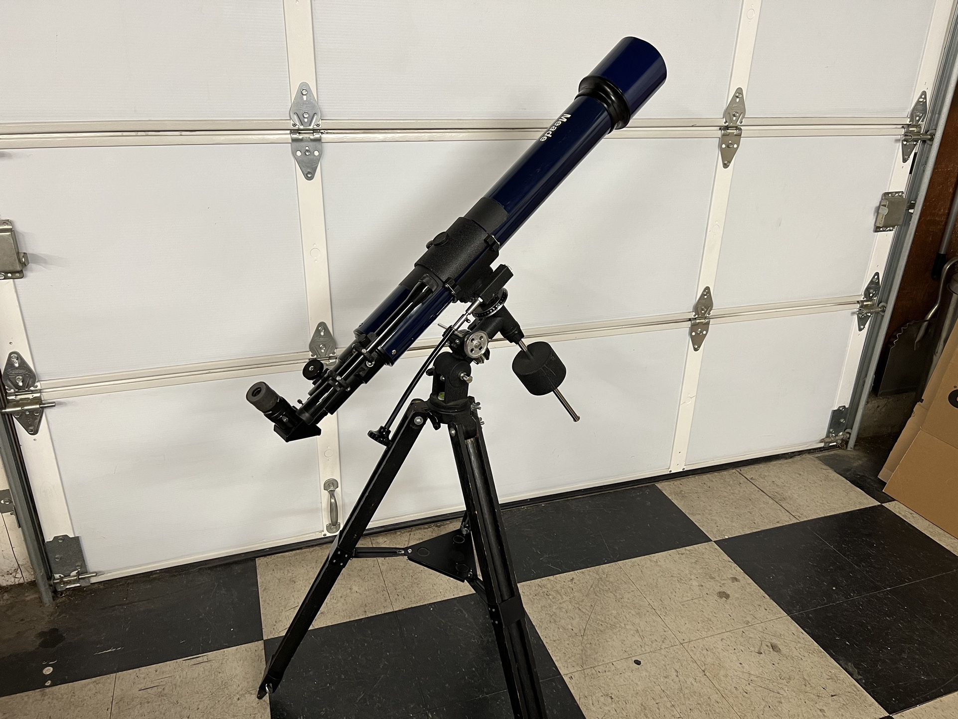 Meade 4” Refracting Telescope With Tripod 