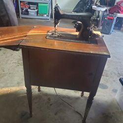 Singer Sewing Machine MUST SELL ASAP 