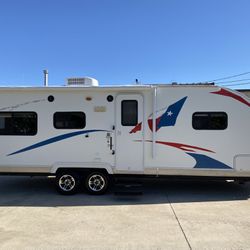 2013 texan 🇨🇱 26 ft tandem axle slide out Central AC & heat Queen size walk around bed sleep 6 