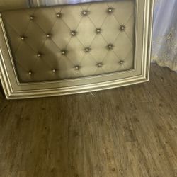 Vendo Cama Queen $140 No Tiene El Colchón