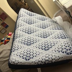 Sleepy's Hybrid 14" Plush Mattress (Queen) Less Than A Year Old.