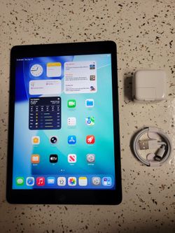 iPad 10.2 inch 2020 (Works perfectly, comes with the charger)