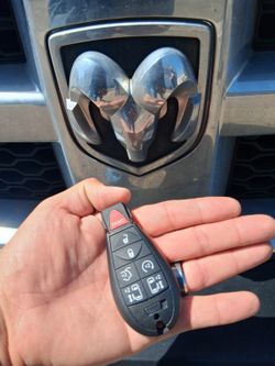 Car Keys And Remotes  / Llaves De Carro Y Controlles