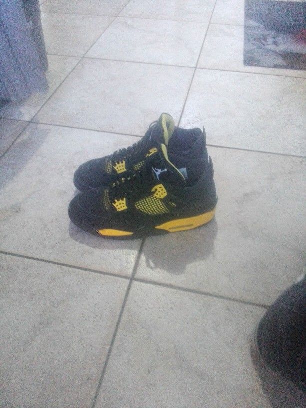 Air Jordan 4 Retro Thunder