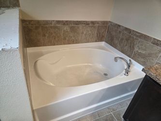 Bathroom tub