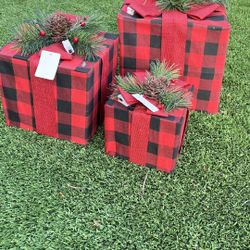 Christmas Decor Set   12”10”7”