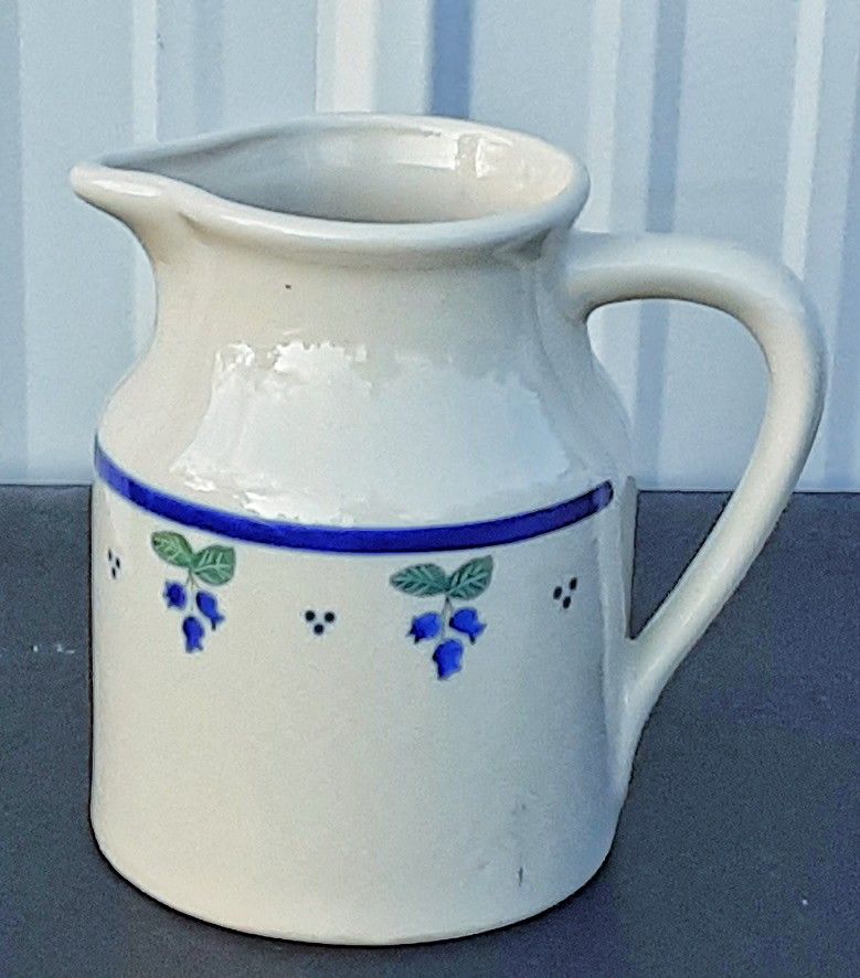 Hartstone stoneware L.L. BEAN Large 72 Ounce blueberry Water Pitcher 8x8x4.5"D