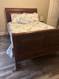 Queen Size Solid wood sleigh bed