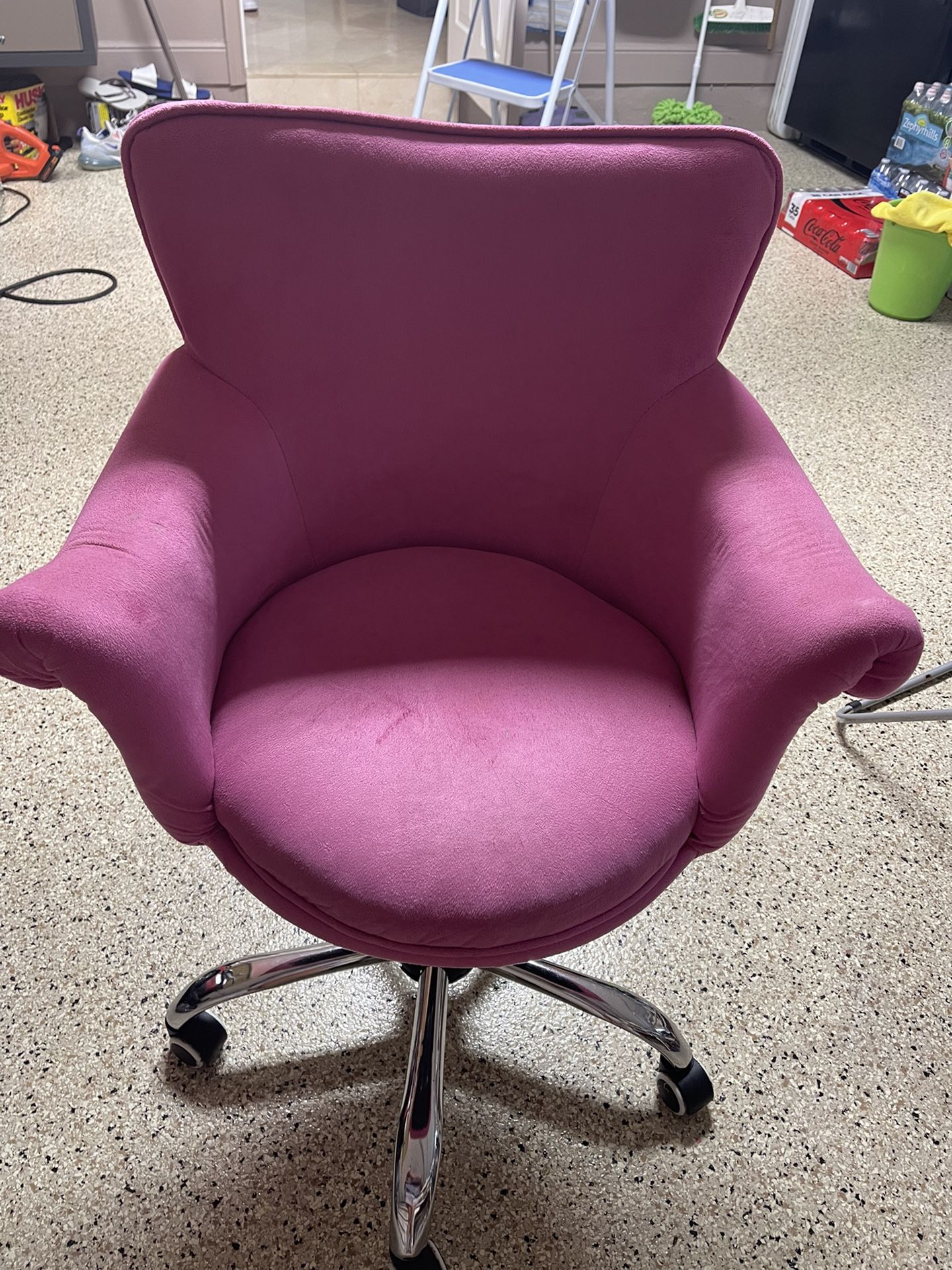 pink desk chair 