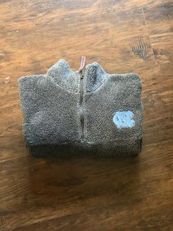 Three  Square Pullover North Carolina Tarheels Men's Faux Fur Sweater Size M