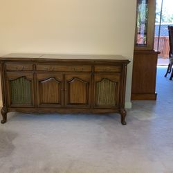 Gorgeous Wooden Cabinet/ Magnavox Stereo player , Stereo, 8 Track Cassette 