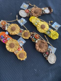 Coloridas gargantillas y aretes