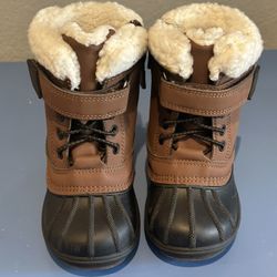 completealy new snow boots size 7 cat & Jacky