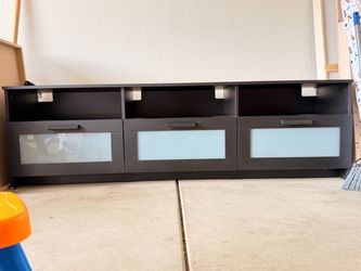 ENTERTAINMENT CENTER/TV STAND