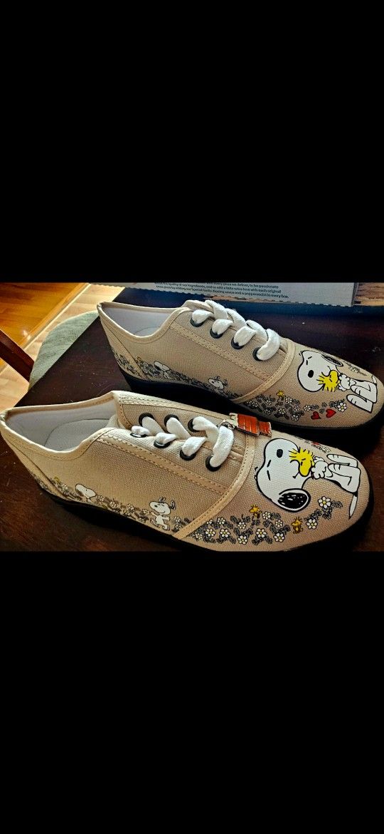 PEANUTS Snoopy sneakers New:The Bradford Exchange features: PEANUTS® friends and warm hugs of friendship with these stylish Happiness Is Friendship Wo
