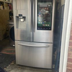LOOK!!!  Samsung Family Hub™ Smart Refrigerator with Built-In Cameras
