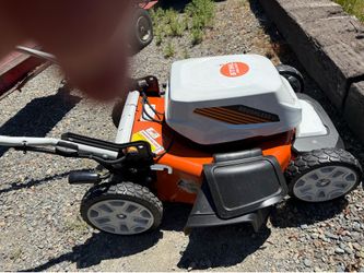 Electric self propelled lawnmower