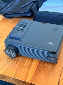 IBM Thinkvision C400 DLP projector in box like new with case acc’s